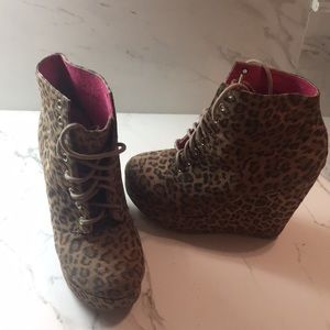 Leopard wedge heals
